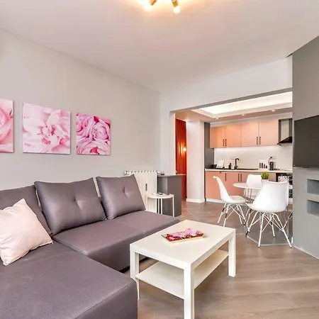 Apartmán Rose One Bedroom Designer In Centre By Flat Mаnager