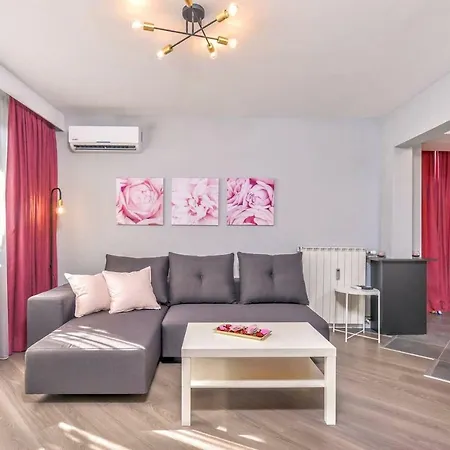 Rose One Bedroom Designer In Centre By Flat Mаnager Sofia