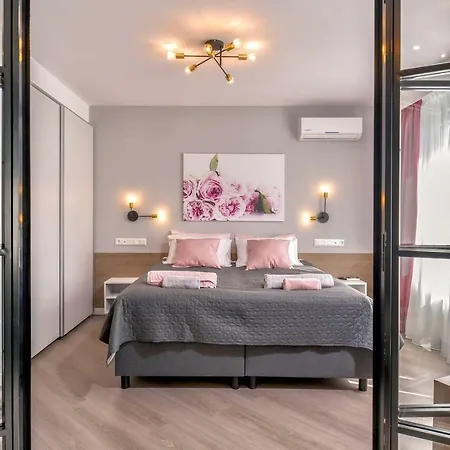 Rose One Bedroom Designer In Centre By Flat Mаnager Sofia